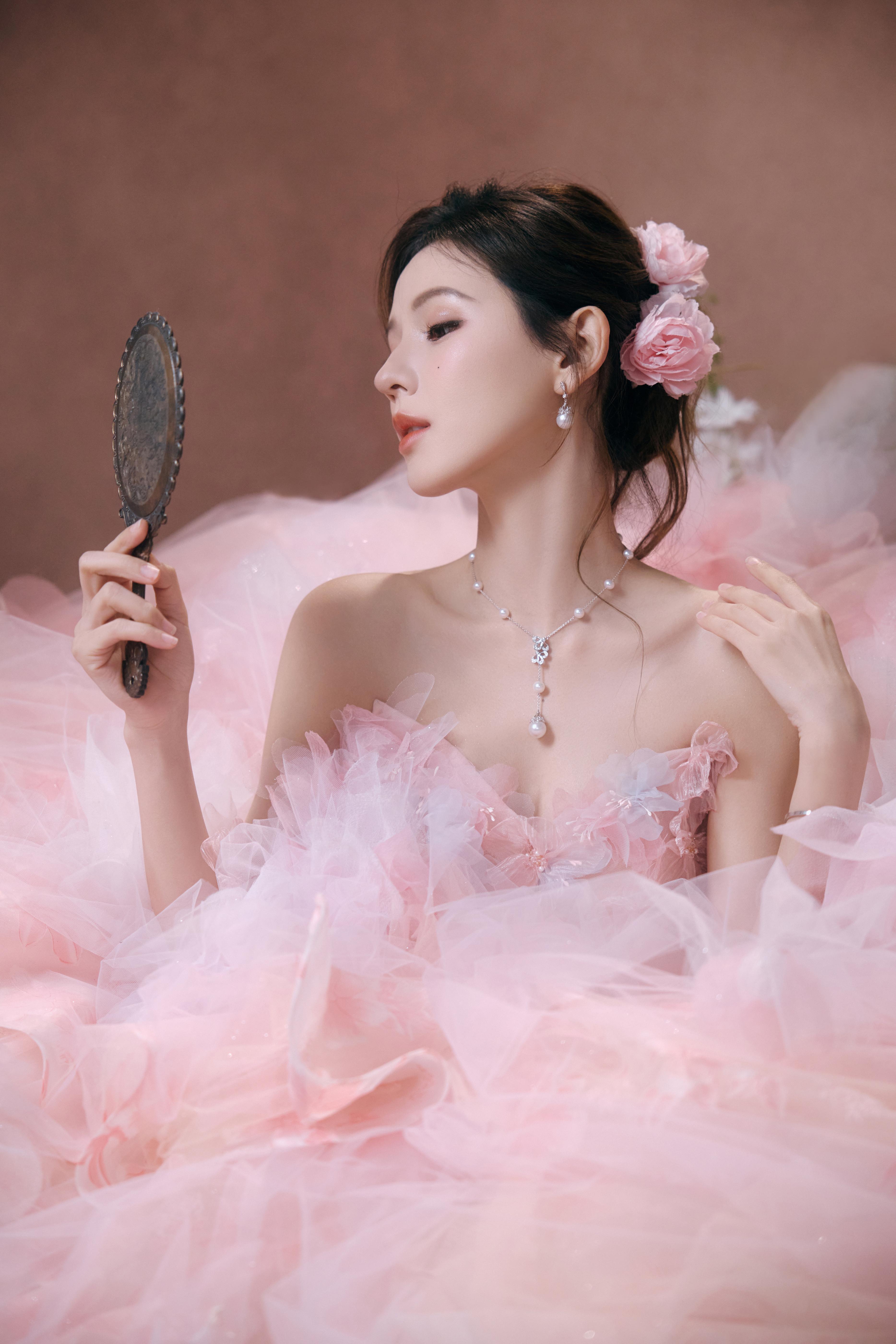 镜头定格的瞬间，是粉色梦境里的一场出逃。花簇、纱裙、温柔的光，都是美好的寄语。张