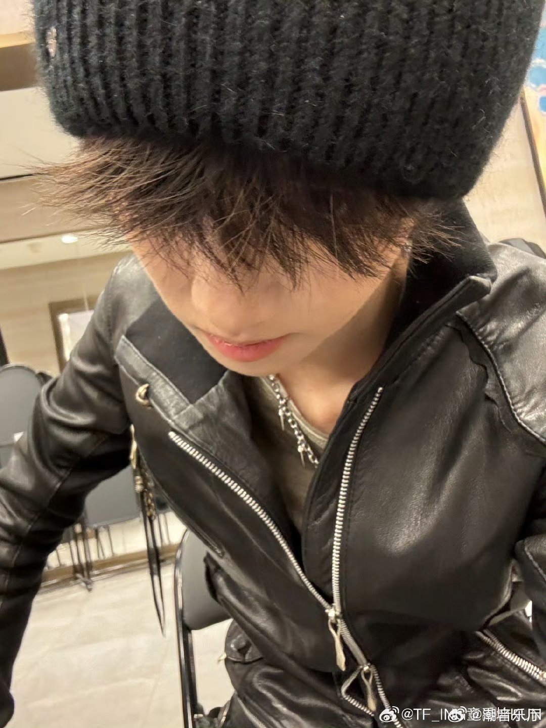 童禹坤给粉丝行王子礼 童禹坤也太会宠粉了！微博之夜乖乖入座还特意给粉丝行王子礼，