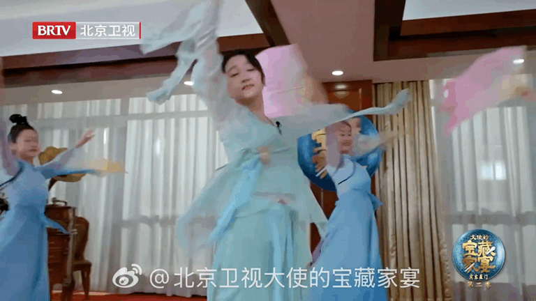 关晓彤跳扇子舞美我一大跳 这个关晓彤美成啥了[爱慕] ​​​