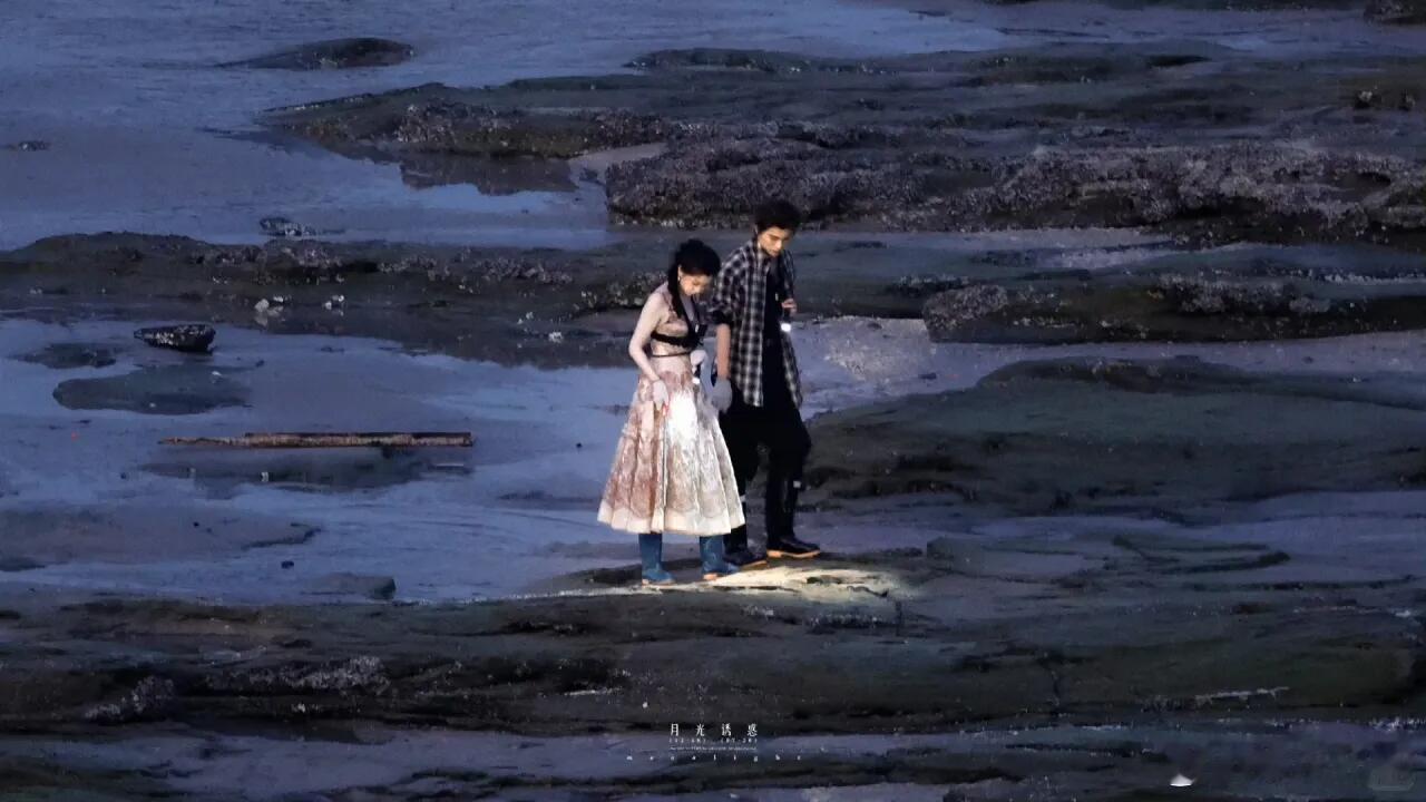 禹宙中欣 禹宙中欣你这也太会玩了吧，跑到海边你俩要干嘛呀！ 