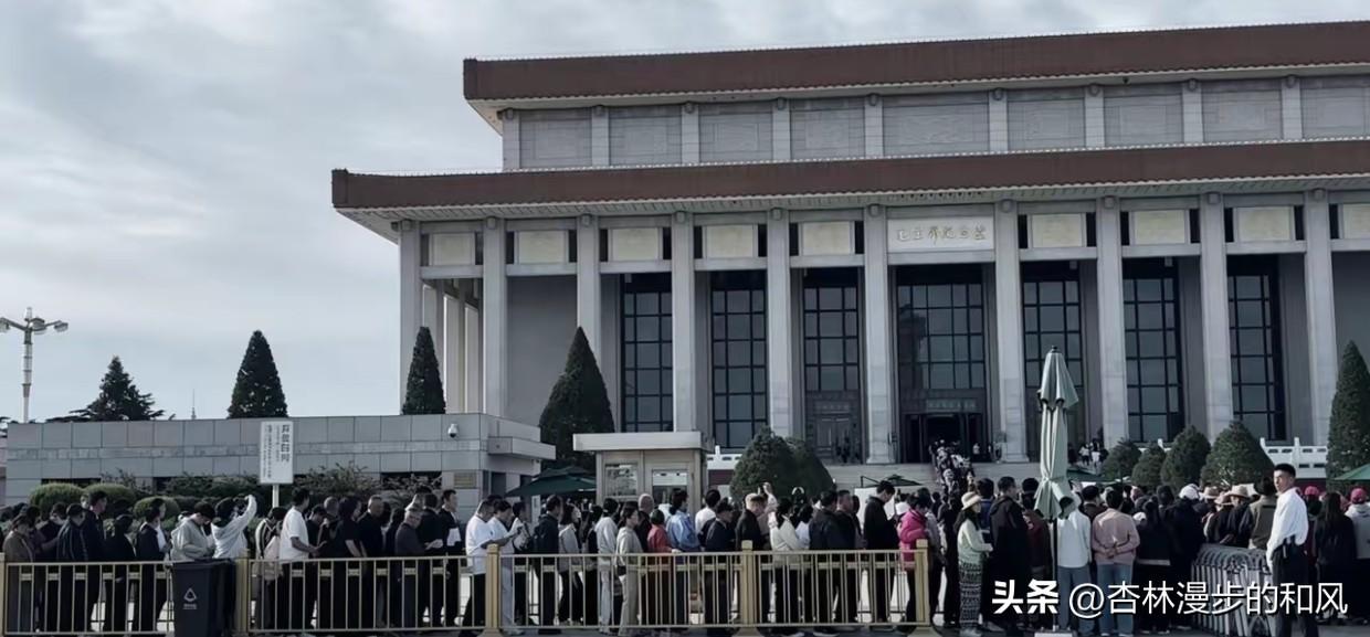 个人认为，应该先到纪念堂给中华人民共和国的缔造者、中国人民的恩人毛主席献花，感谢
