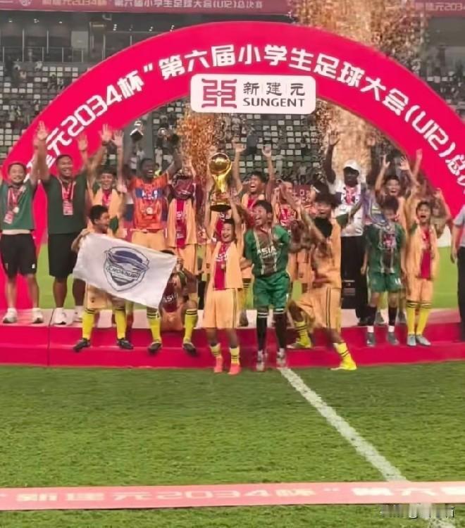 (2034杯)12岁以下小学生足球赛结束了，火了泰国的基利安.库阿西，冠军也被亚