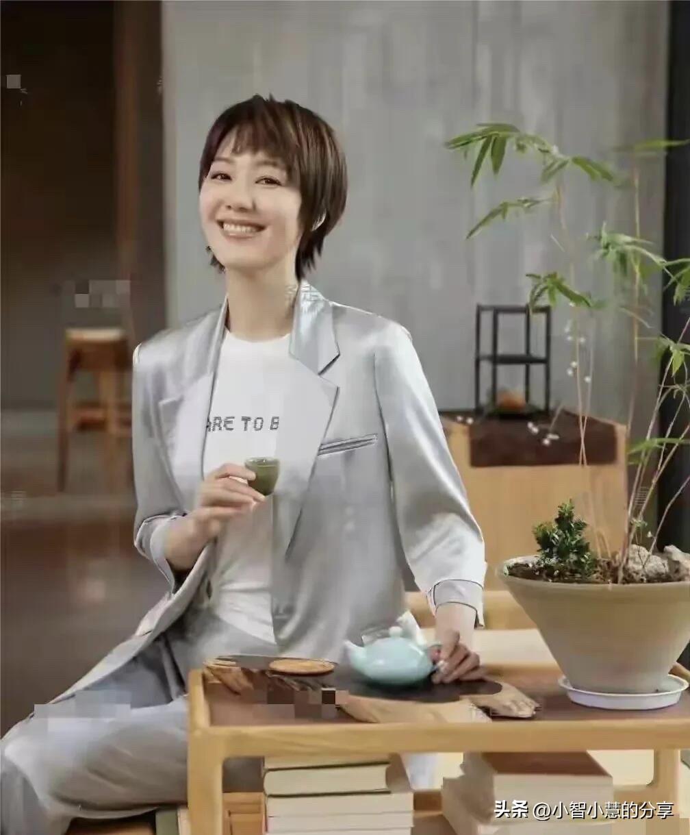 这种很短的头发造型，也只有她才能驾驭的了，看起来干练迷人，气质大方，这一身银色的