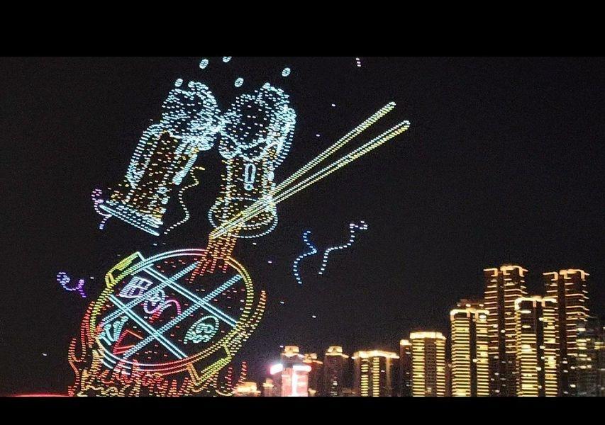 重庆的无人机表演是“网红”城市和智慧城市的一张炫酷名片。数百甚至上千架无人机在夜