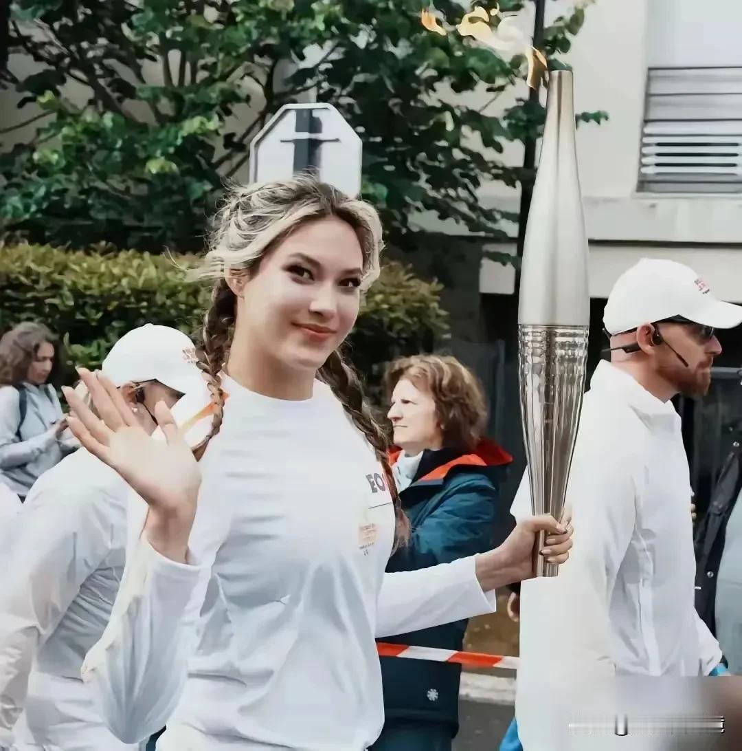 巴黎奥运会，三个漂亮的中国女人作为火炬手，这是中国的骄傲啊！
谷爱凌虽然是中美混