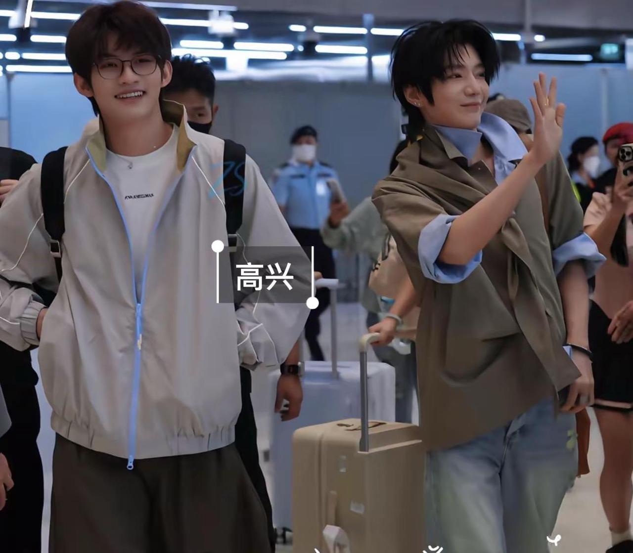 小高同学收敛一点😂 今天是哥哥的贴身助理肉眼可见的高兴😁