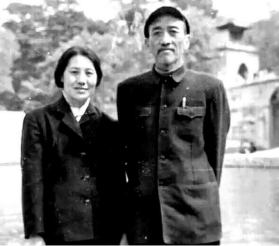 1960年代初，盘锦大洼子农场副场长吴成德正带领职工晒粮，突然有辆小车缓缓驶来。