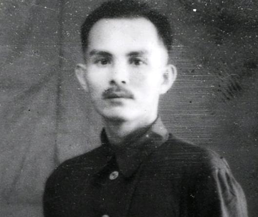 1931年，一地下党在送情报途中，突然被一个特务拦住，特务狞笑着要搜他的身。眼看