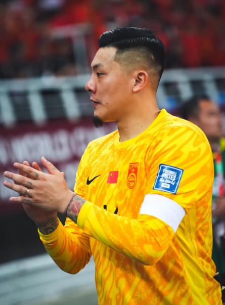 别拿李昊和王大雷比！  

王大雷一年下来在场上拼了2062分钟，球门被攻破了3