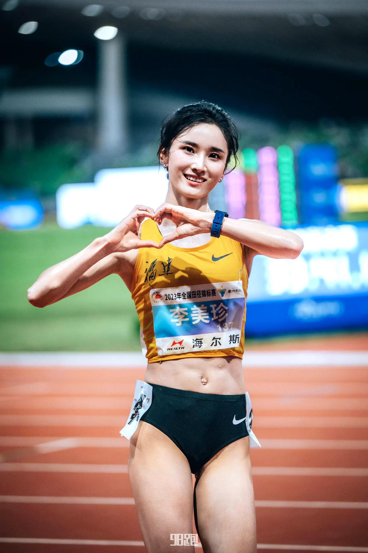有没发现，
李美珍综合了吴艳妮和夏思凝的优点，
就长相，外形，气质上，比吴艳妮和
