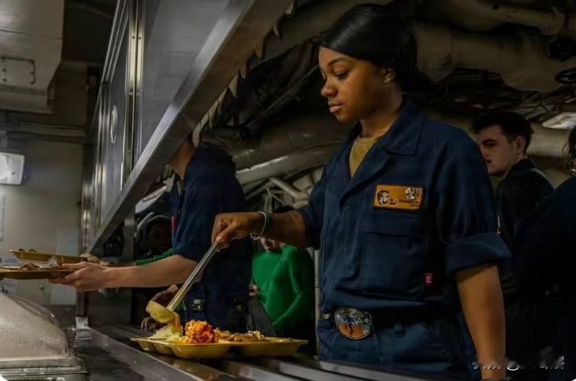 针对外界质疑美军舰艇存在食物短缺导致船员吃不饱饭的现象，美国军方并未直接回应，而