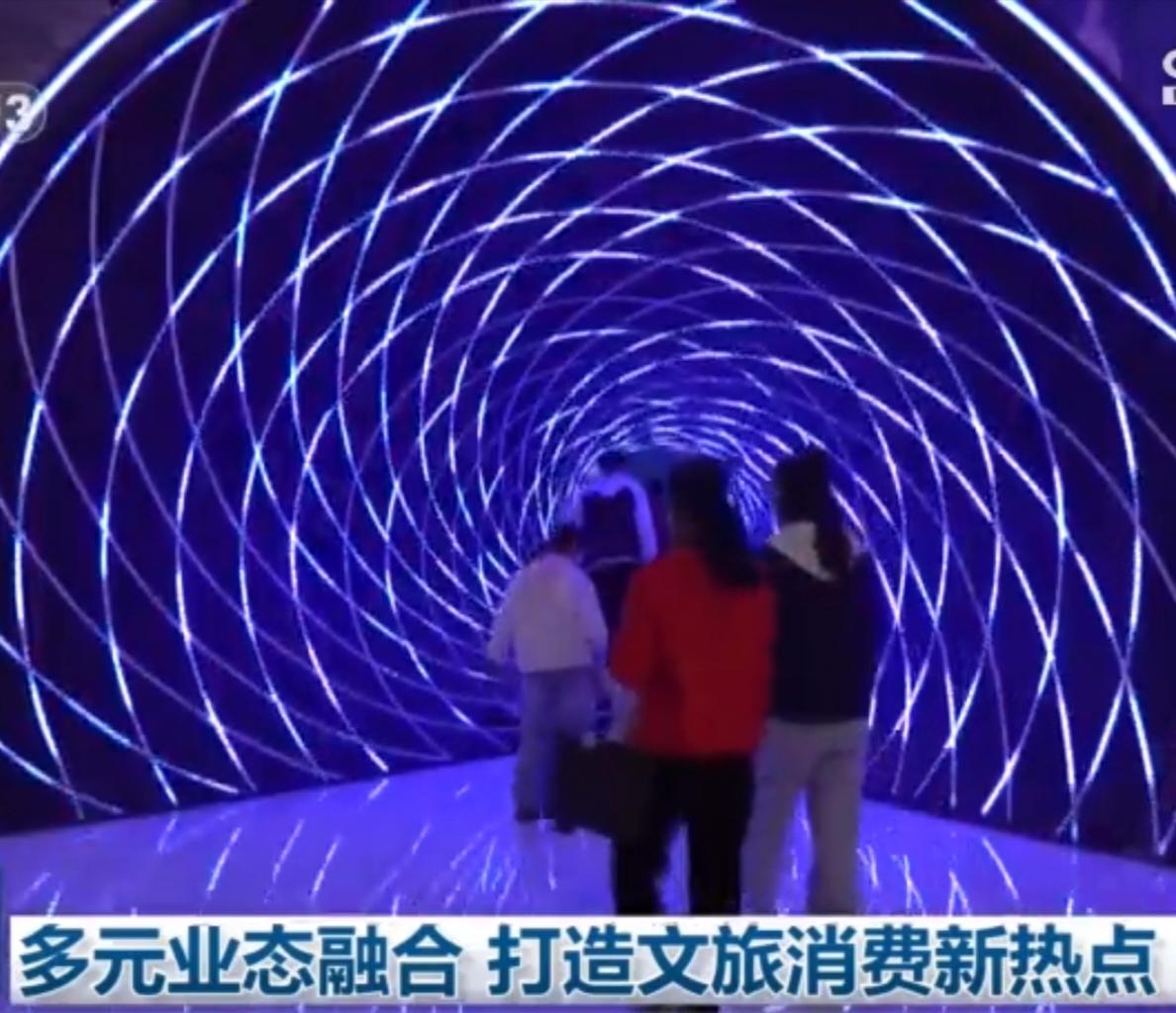 走进天文体验馆，浩瀚宇宙浪漫铺开。星球模型、深空光影实景还原，VR太空体验、星际