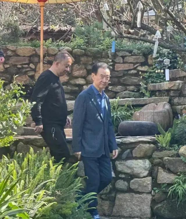 [微风]有网友说，王健林是真狠呐！身价仅剩290亿的他，竟然靠着卖万达广场，在6