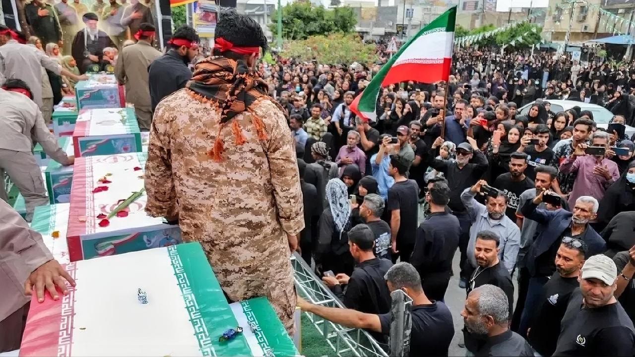 1230条人命，伊朗官方刚公布的数字。

美军称已投下超5000枚炸弹、击沉20