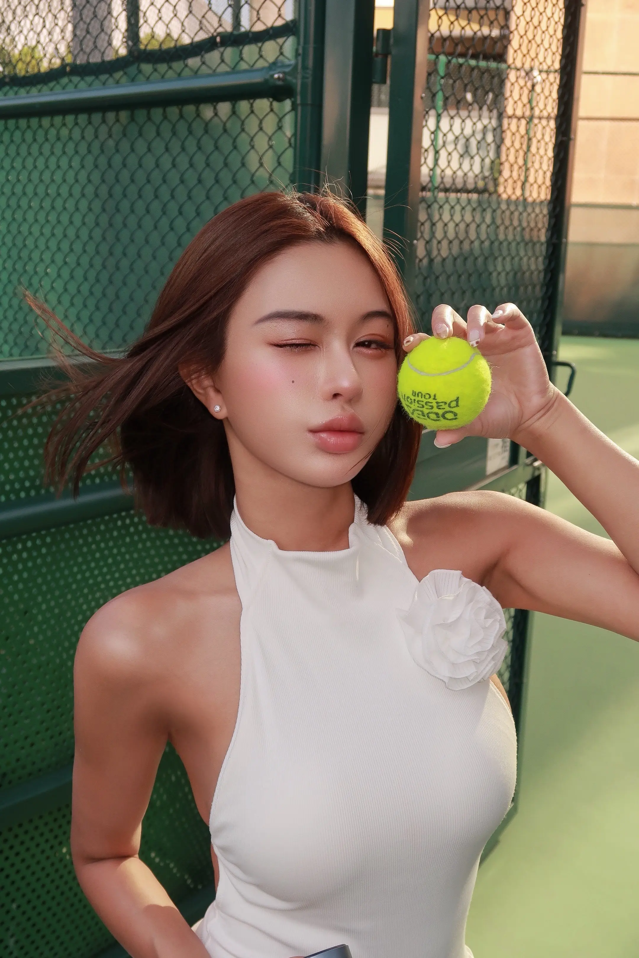 日落阳光下打一场网球总是能让人多巴胺爆棚。