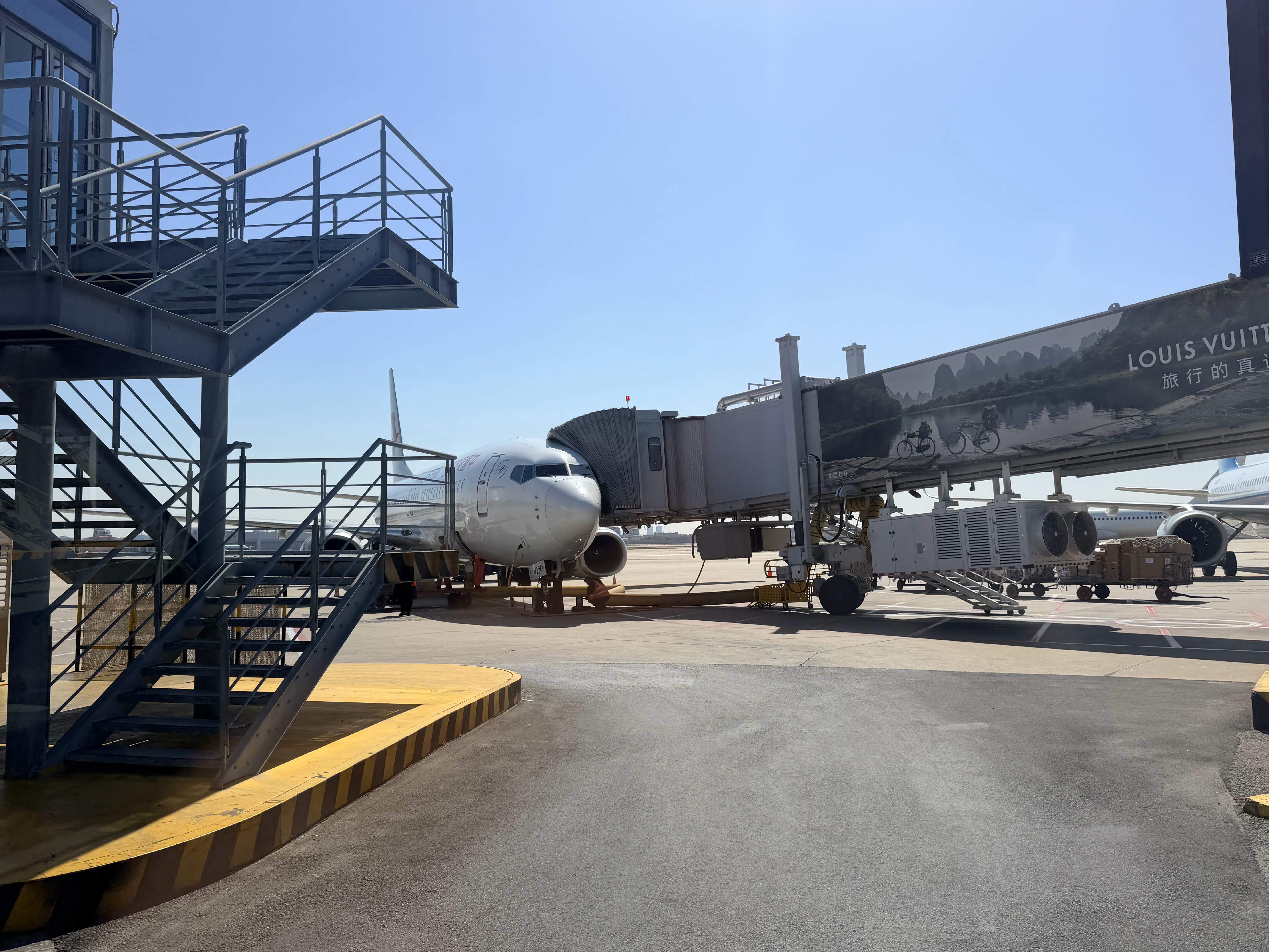 早上八点航班也就忍了，落地后40分钟虹桥T1转T2摆渡车才是不能忍，擦航最垃圾航