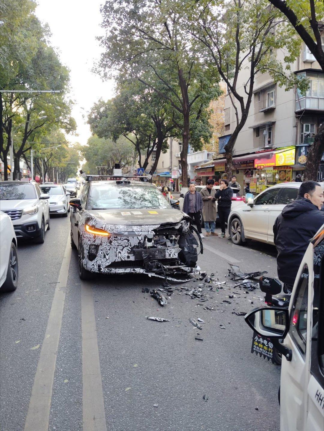 看样子碰撞的时候速度不慢啊，都是为了工作，哎... 