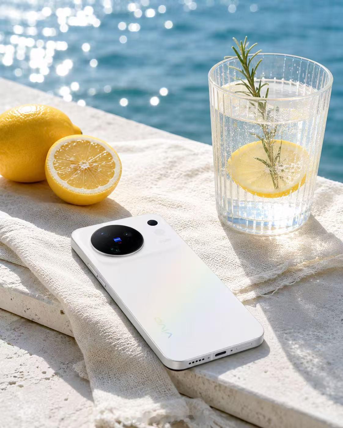 vivo X500 晴天配色好巧妙淡淡的彩虹纹理穿过镜头层层流转，不浮夸、不刺眼