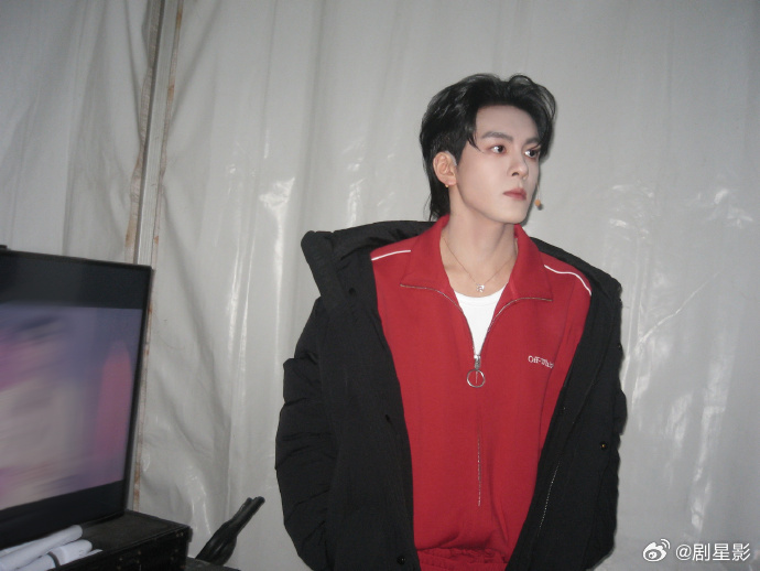 曾舜晞大背头  曾舜晞大背头适配度💯，真的是帅的太让人觉得是赞叹！这张脸就非常