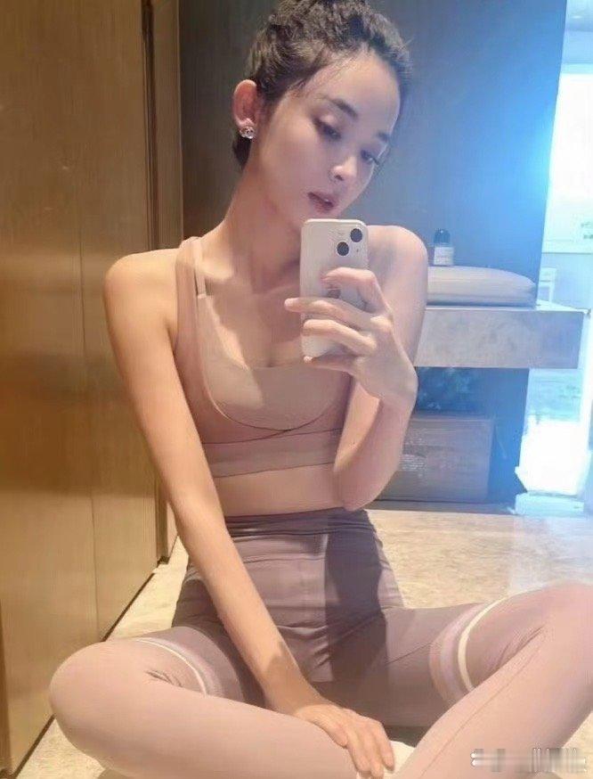 娜扎的腰确实细，但健康才是最重要的，女孩子不要盲目追求瘦哦！ ​​​