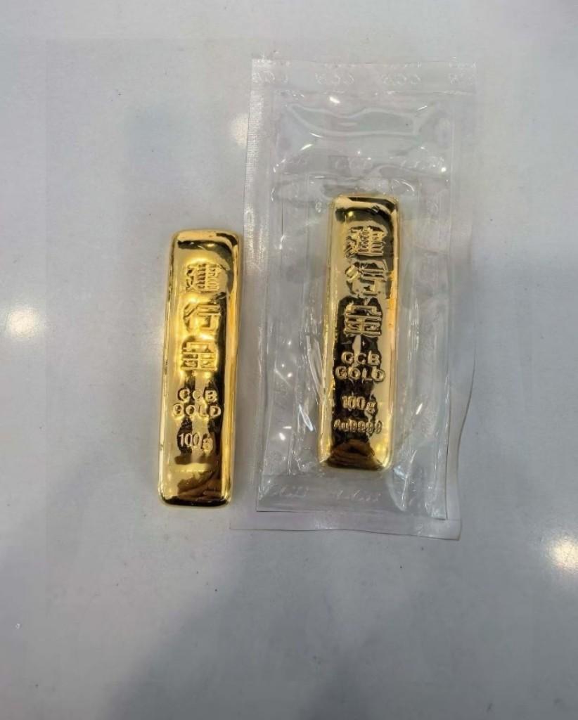 金价一跌，马上有人跳出来说这是主力在逼散户跑路。
你跑了，主力就拉。你不跑，主力