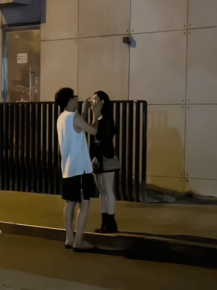 看的出来，这个女生很爱男生。。 ​​​