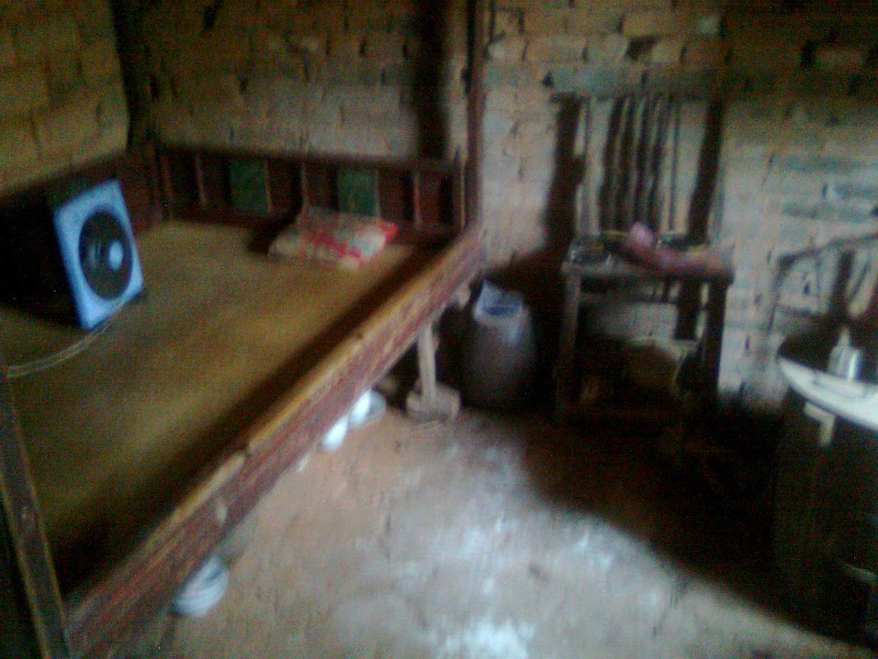 真的把我惊到了！
有同学家里竟然还这么穷！

几天前回老家
无意在集上碰到一小学