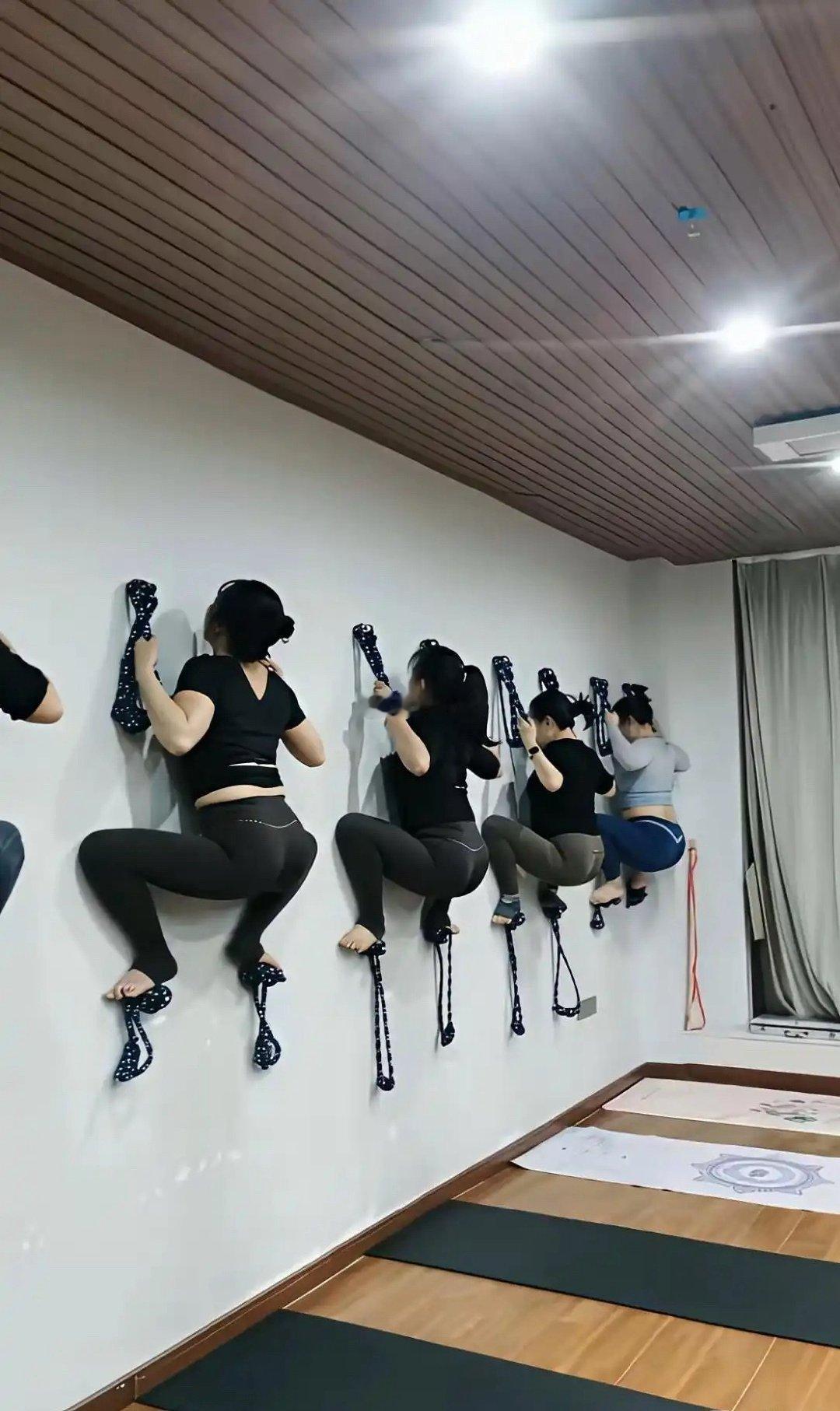 我还以为是蛤蟆功，她们说是扒墙瑜伽！ 