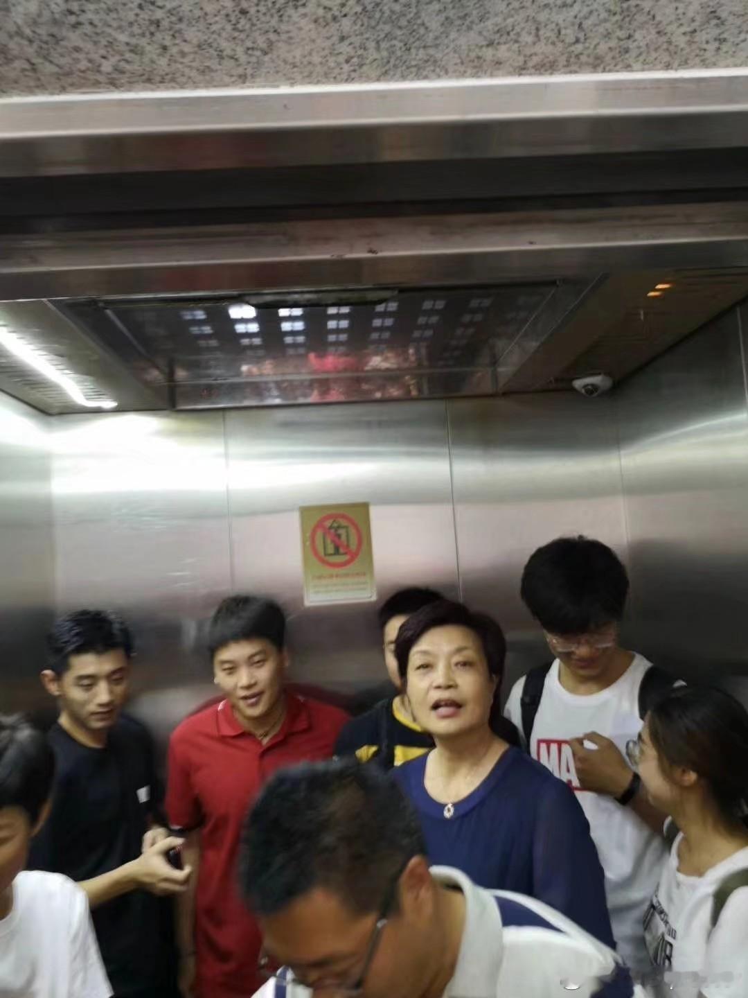 【在学校】小可怜被挤角落了