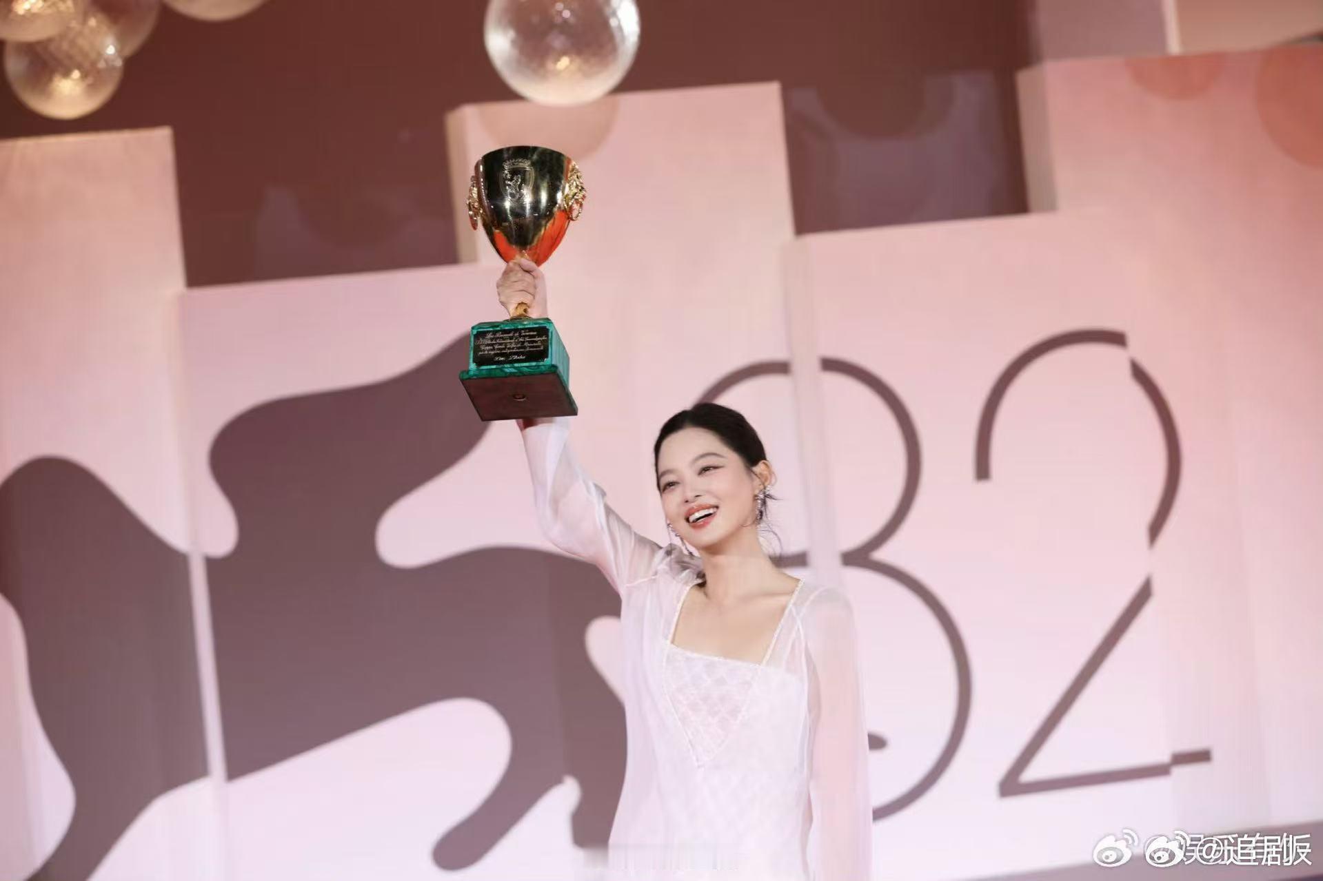 辛芷蕾人民画报正刊封面 辛芷蕾登《人民画报》正刊封面，国家级核心外宣期刊的含金量