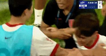 韦世豪染红后哭了韦世豪踩踏染红 情绪失控！替补上场点球破门+连吃两黄离场，韦世豪