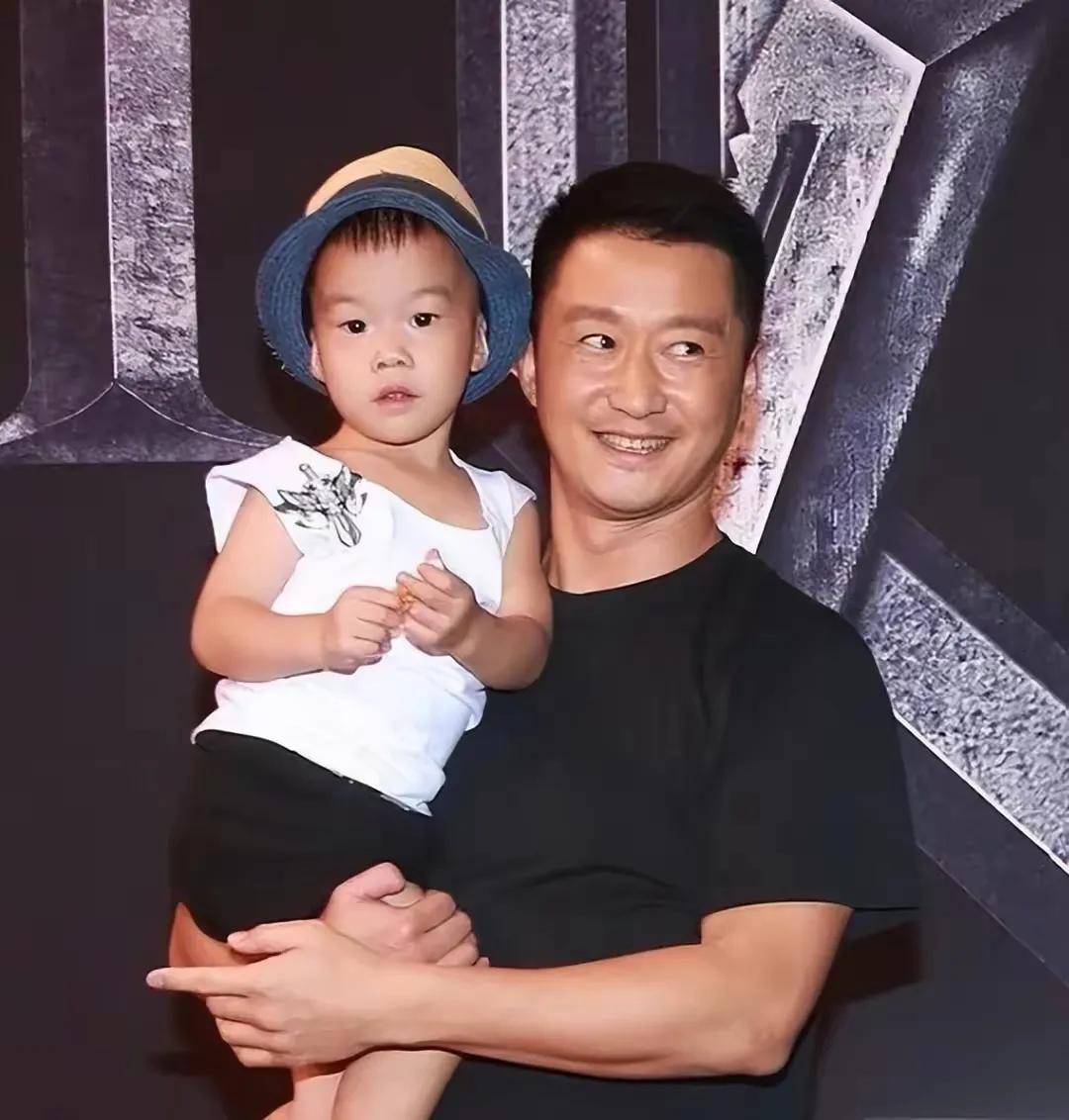咋看也没他爸爸顺眼，不知道以后能不能变帅