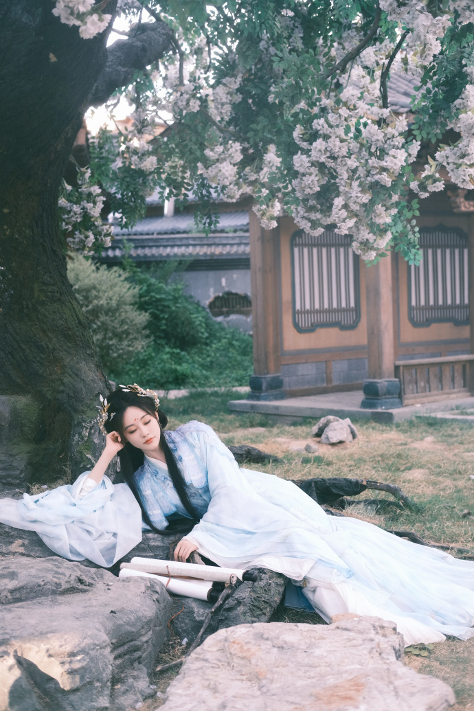 祝绪丹清冷古装 祝绪丹清冷古装真不愧是我们的宋二小姐！蓝色的古装造型真的是太有适