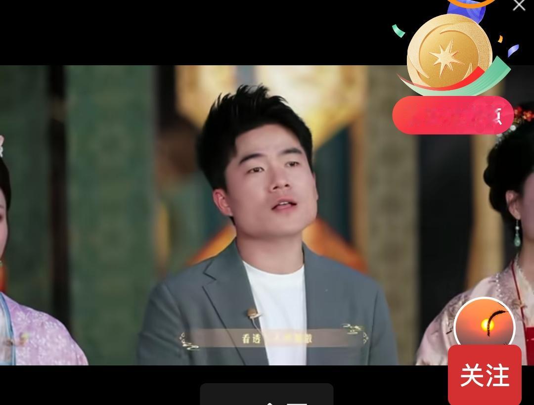 昨晚与辉同行团队一首“城里的月光”，让多少人陶醉其中。

宇辉的声音清澈，纯净，