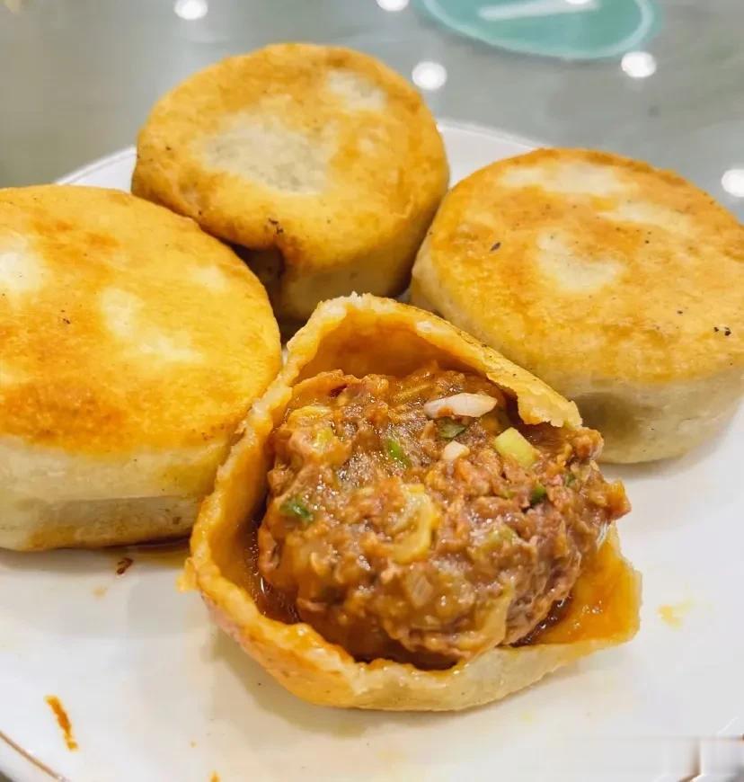  
宝瑞门钉肉饼
中午11:30到，人特别特别多，两层都没地方坐，等饼等了50分