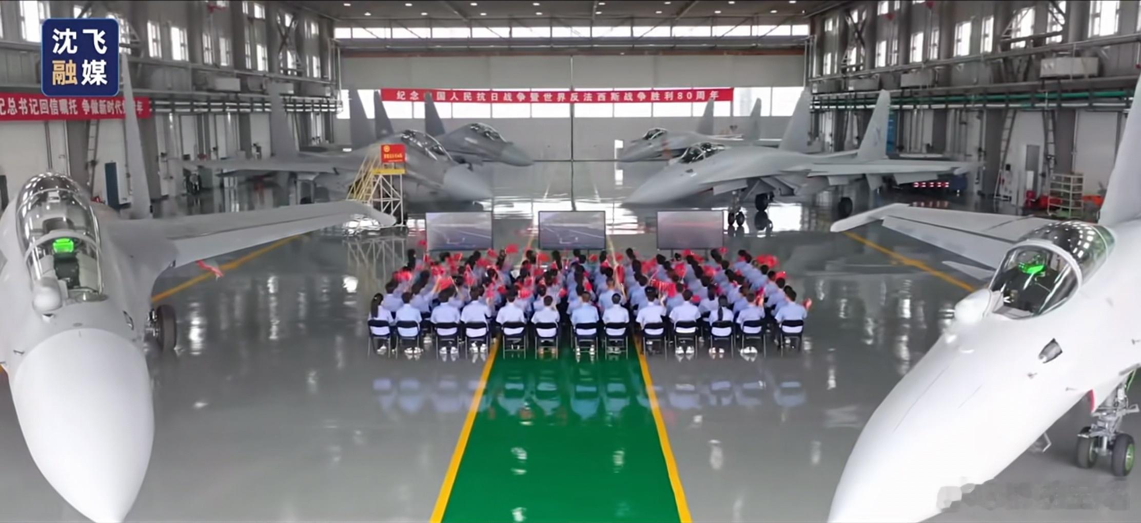沈飞试飞站机库待交付的J-15T、J-16。[抱一抱] ​​​