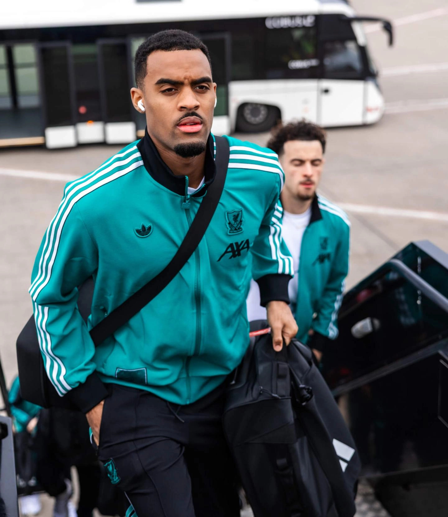 利物浦青训 中场皮特，拉菲和奥纳努加，后卫迈尔斯随队陪练，斯洛特最终只带上21人