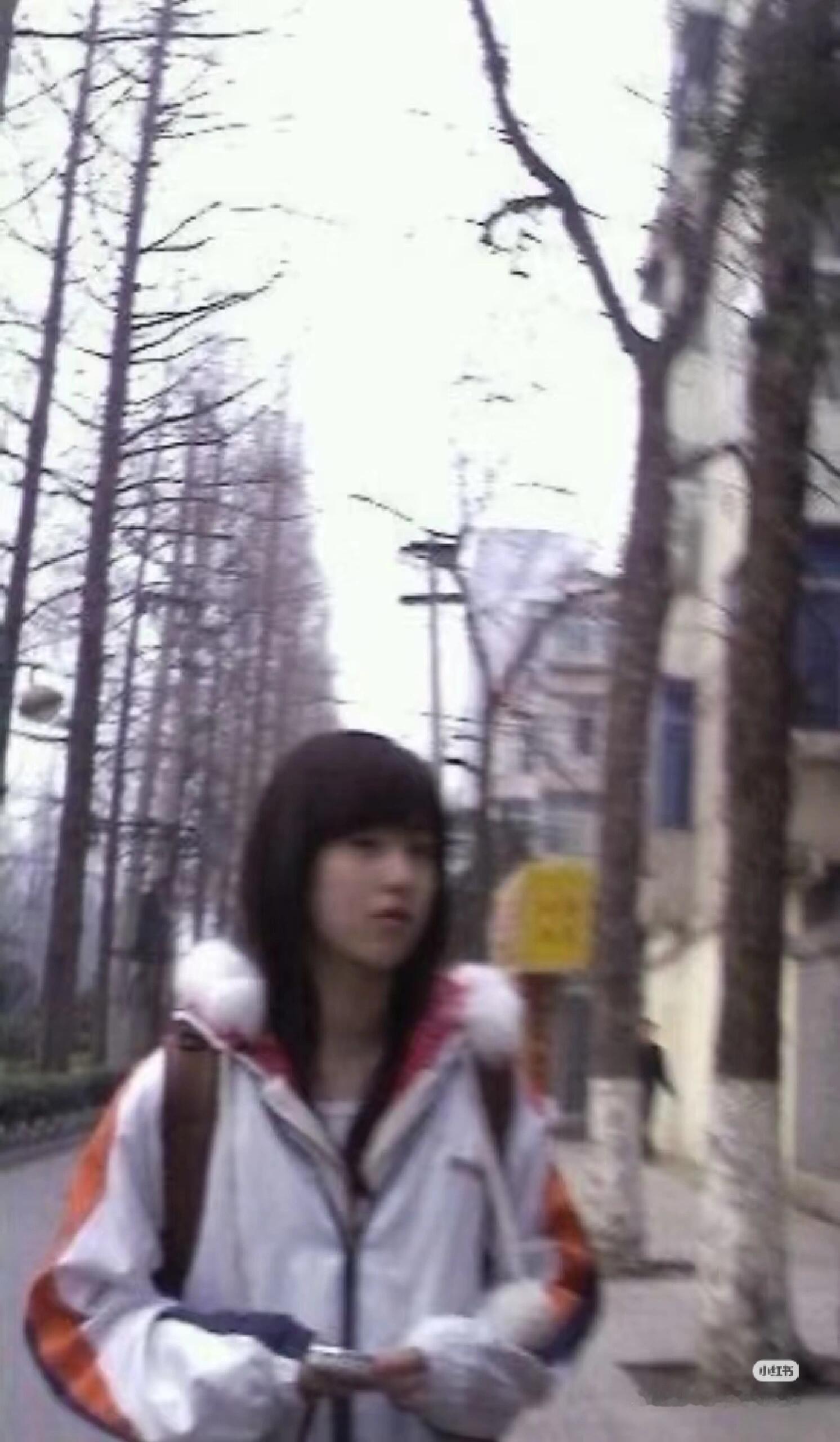 学生时期的章泽天现在的她虽然也非常漂亮，但我还是喜欢以前手捧奶茶刚刚走红的时期。