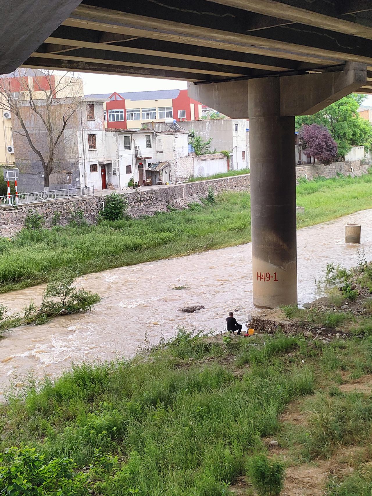 晒图笔记大赛雨后河水湍湍奔涌，浑浊浪涛顺着河道蜿蜒向前。高架桥墩静立河畔，岸边老