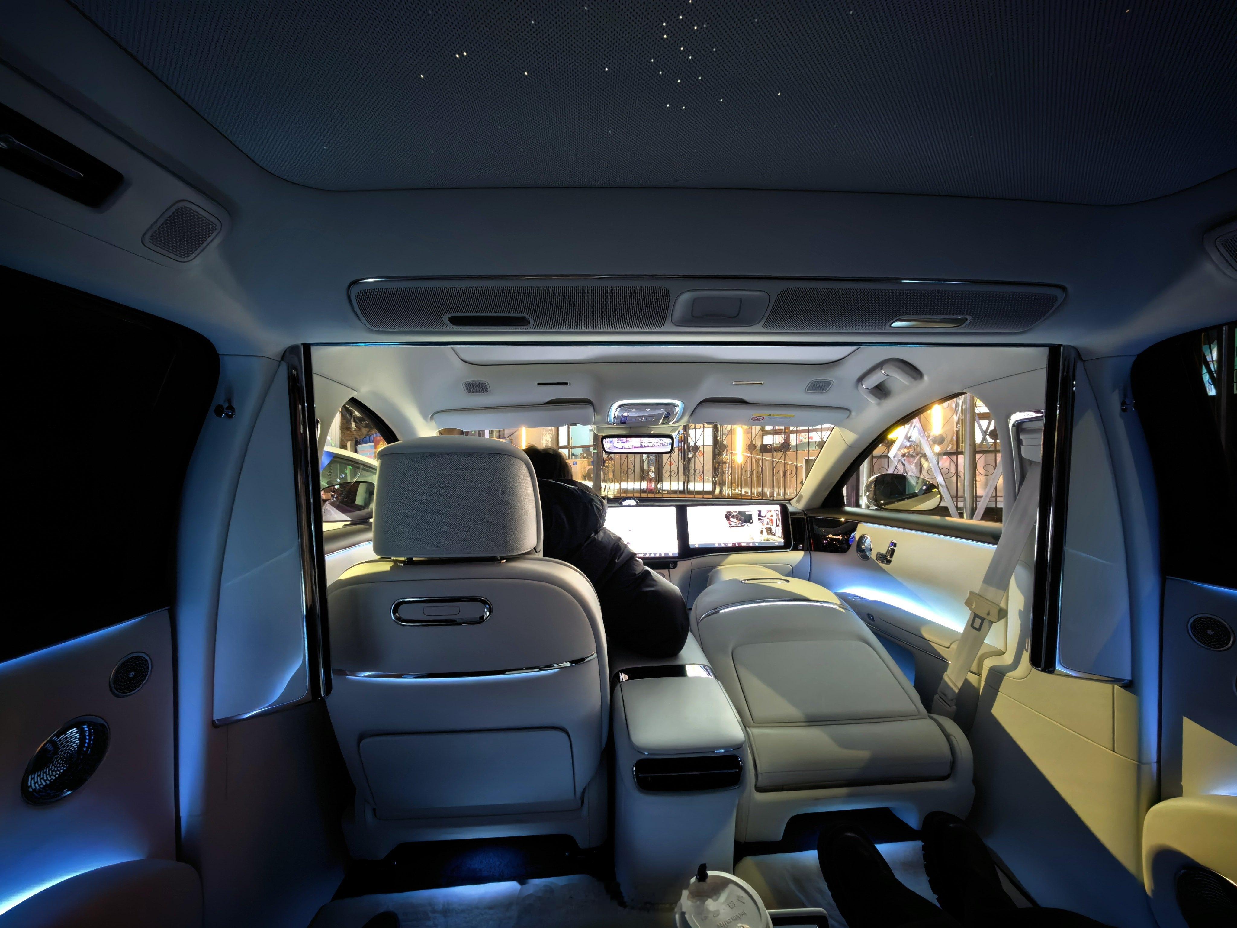 也是好起来了，坐上的尊界S800了，星空顶真好看有一说一这车坐着是真舒服啊！ 