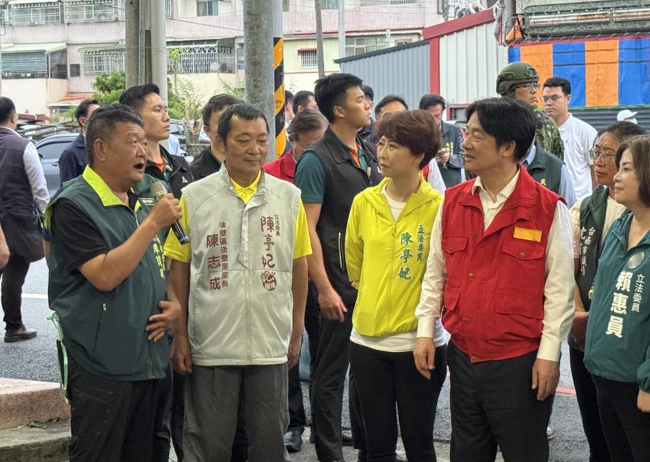 台风走了赖清德跑灾区作秀，教训独居老人“不能啥事都指望台军”，结果81岁老人修屋
