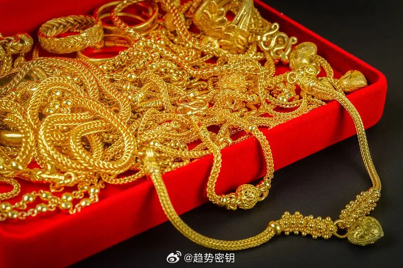 大家都在问：黄金还能再涨吗？说实话，我是这么看的最近不管是刷短视频，还是跟朋友聊