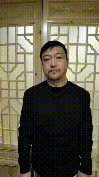 曾经圆润憨厚的形象深入人心，
如今却暴瘦到脱相，
贾冰45天瘦了45斤，
与年轻