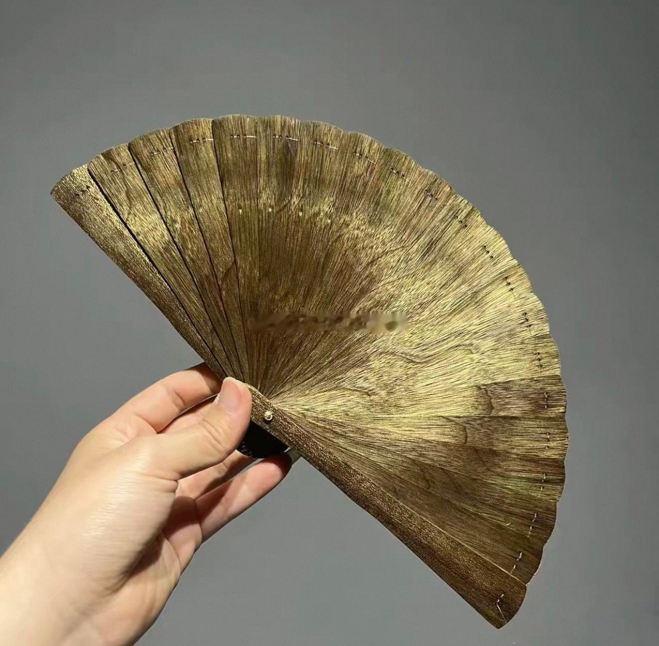 小小礼物揪揪揪 我很喜欢传统的扇子小时候扇舞也能舞各种花以前出门包里都装一把扇子
