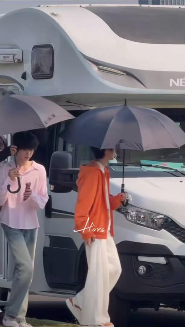 陈奕恒头发被吹成海胆了就这样从漂亮小粉变成了命苦boy🤣谁来拯救一下陈奕恒的发