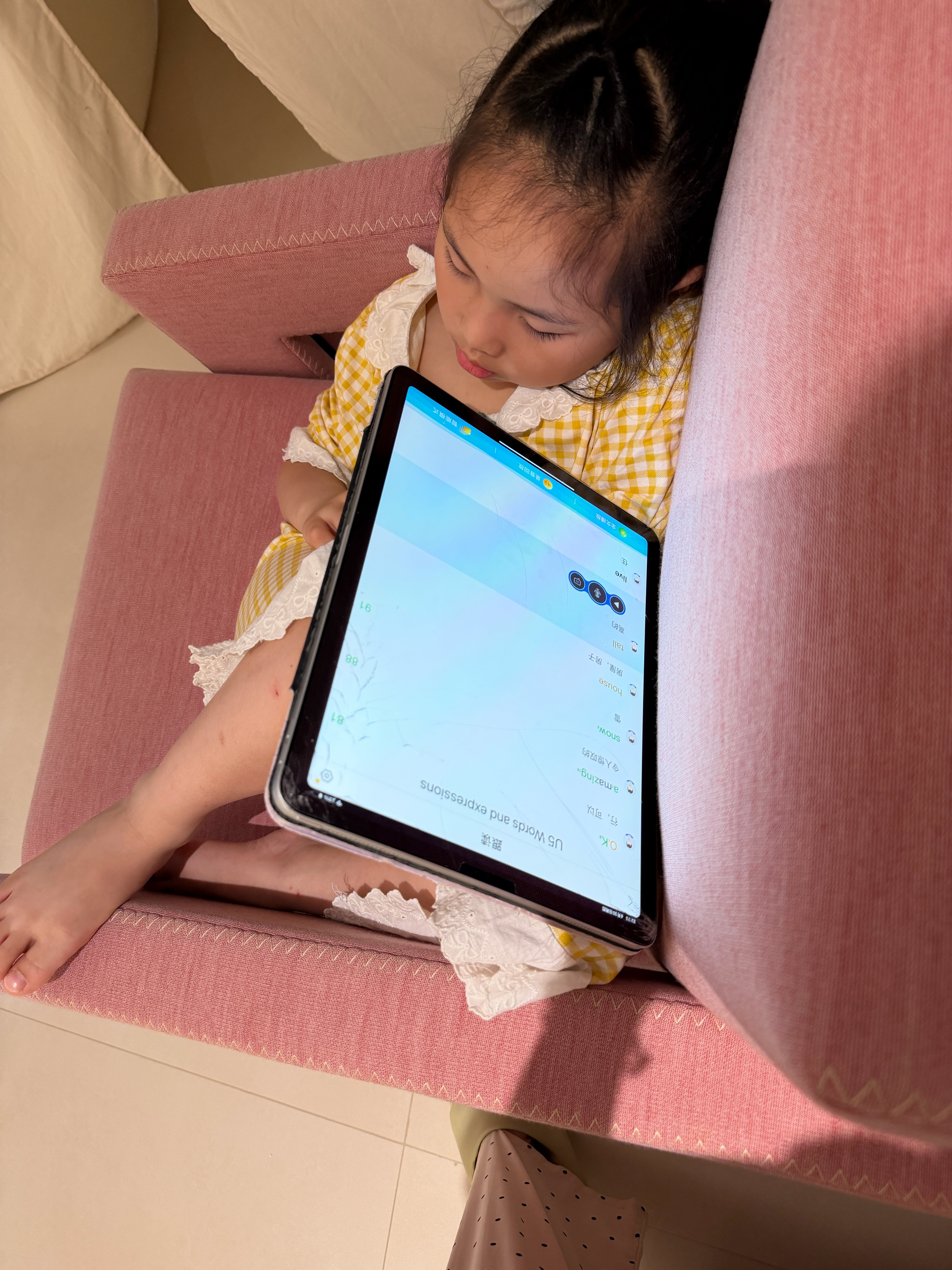 今天一口气把五天的作业都做完了，还剩平板上的英语口语。做着做着就睡了。希希：妈妈