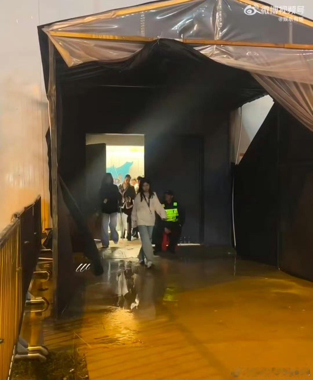 10后喊那英“姐姐”，那姐笑着回应的样子也太暖了吧！ 