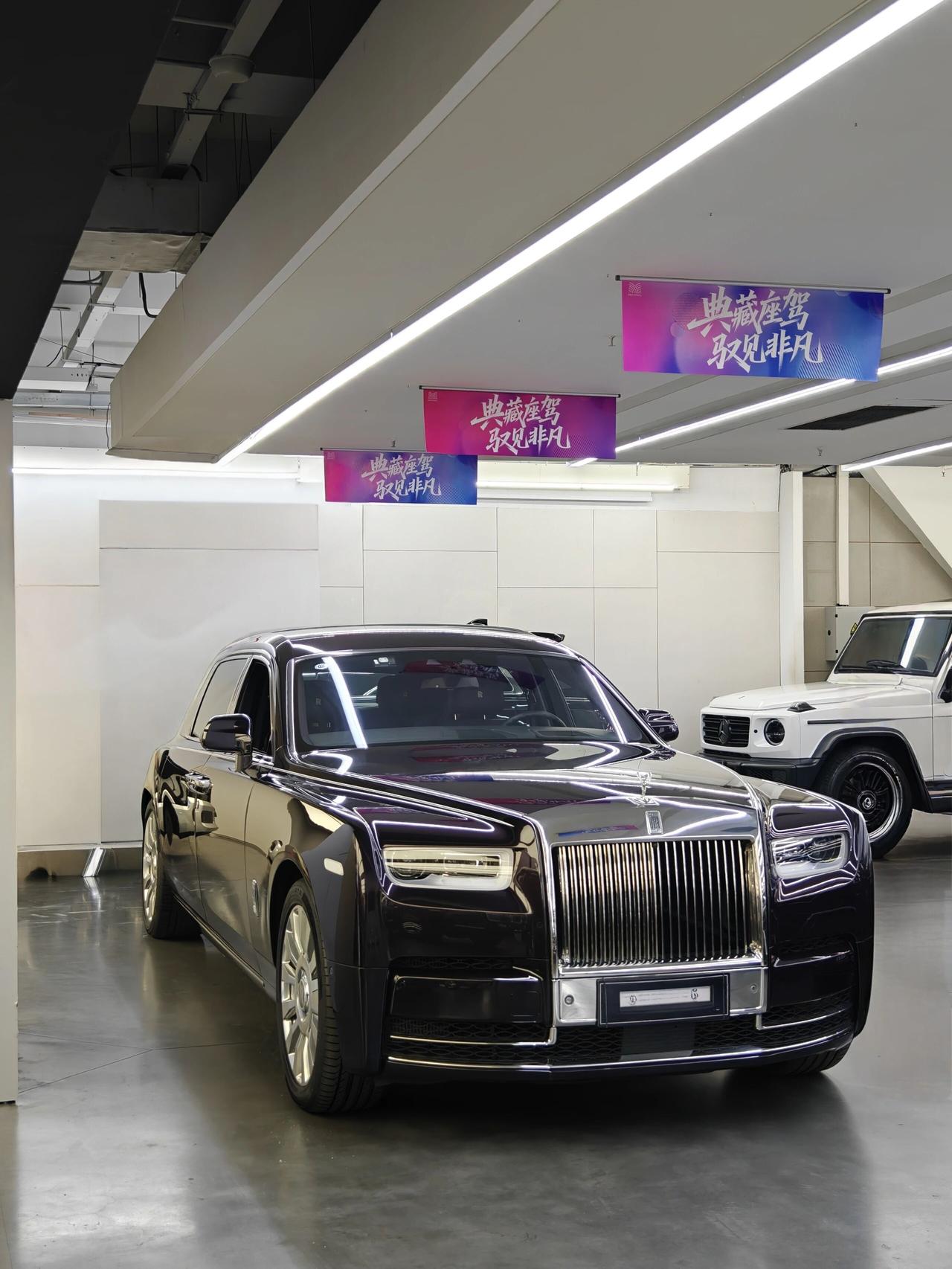 幻影加长：格局，都在这后排里.6.7T V12，魔毯般平稳。后排独享超大空间、星