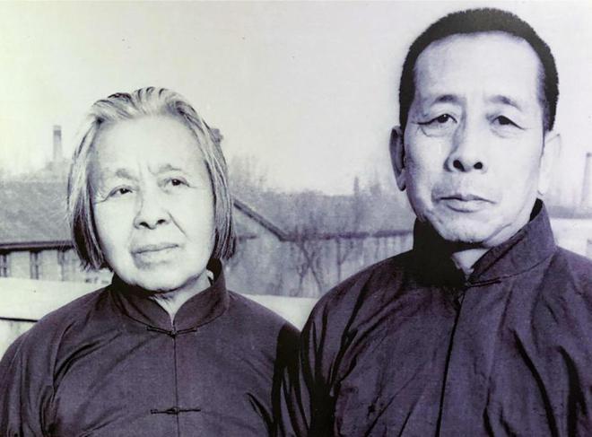 1986年，丁玲在家中去世，三年后，她的丈夫迎娶小12岁张钰，成婚前他提出了两个