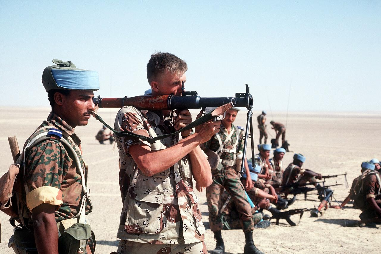 1983年，一名埃及士兵正在指导一名美国士兵使用RPG-7反坦克火箭筒。